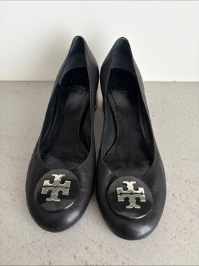 Tory Burch Black Leather Logo Pumps-10M